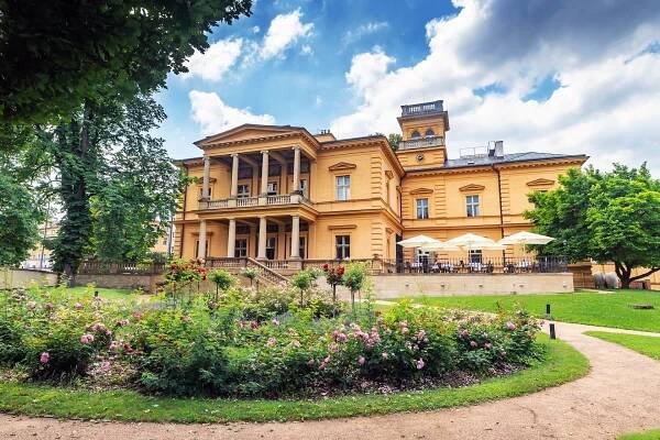 Vila Lanna, pohled ze zahrady na celý objekt