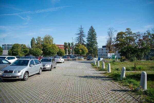 Fakultní nemocnice Olomouc opravila tři ze svých parkovišť a buduje dvě nová s 87 místy | Fakultní nemocnice Olomouc