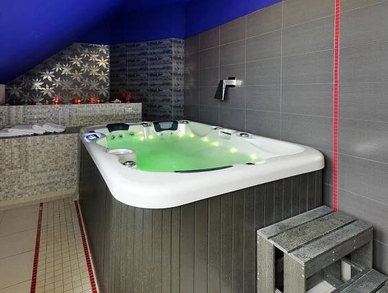 Silvestrovský pobyt s wellness a vínem 2025-Wellness Penzion Zlobice a Apartmány Kroměříž