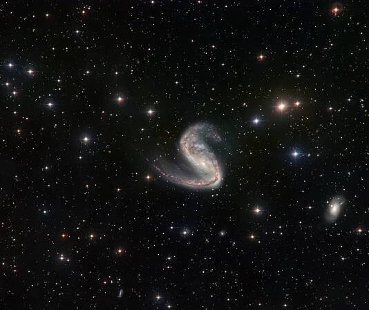 Dva pohledy na nesouměrnou galaxii