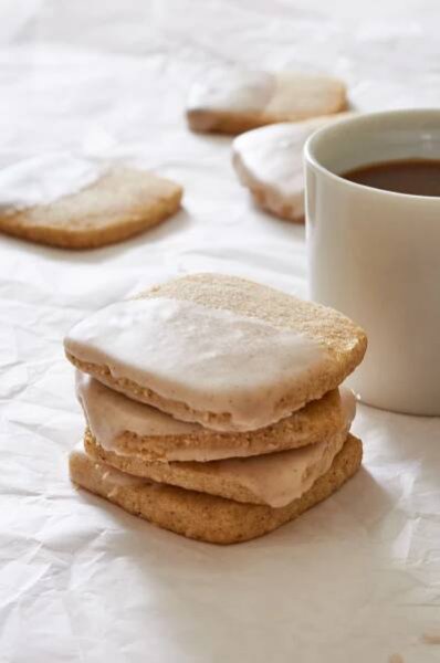 Fall is here, so grab a hot cuppa and some chai spiced shortbread for that perfect afternoon snack. | ibakeheshoots.com