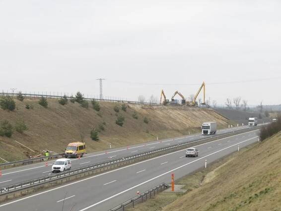Sesuv půdy už na D3 nebude hrozit. O zeminu se starají bagry a nákladní auta