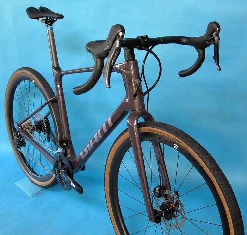GIANT Revolt Advanced 0 2024 Charcoal Plum - gravel kolo s karbonovým rámem. DOPRODEJ: velmi výhodná cena
