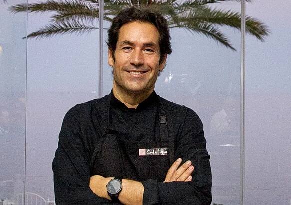 Carlos Navarro participates in the XVII Christmas Bazaar of Cáritas