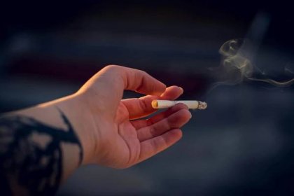 Lidé i přes snahu tabákového průmyslu kouří čím dál méně