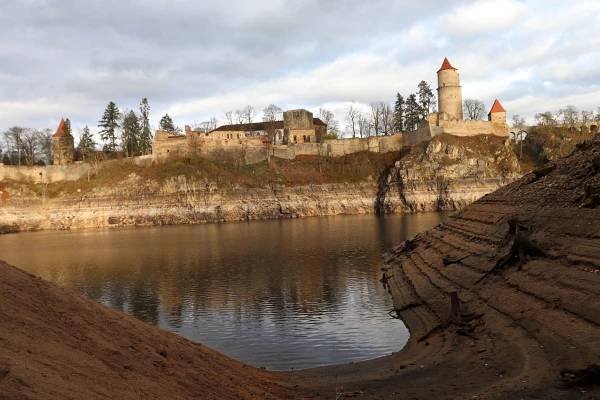 Hrad Zvíkov v době maximálního poklesu hladiny Orlické přehrady | © NPÚ ÚOP ČB