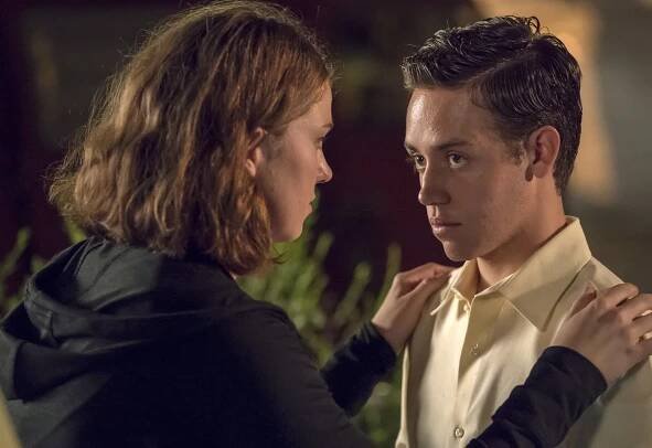 Hříšníci - Black-Haired Ginger - Z filmu - Jess Gabor, Ethan Cutkosky