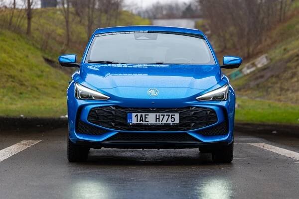 Čínská Fabia má 195 koní, žere pod pět litrů a stojí méně než půl milionu. Otestovali jsme hybridní MG3