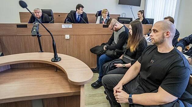 Soud ve čtvrtek dále projednává případ policistů Tomáše Strnada, Martiny Kolaříkové a Tomáše Soukupa, kteří loni v únoru napadli několik dívek před nočním klubem na pražském Smíchově.  (30. ledna 2025)