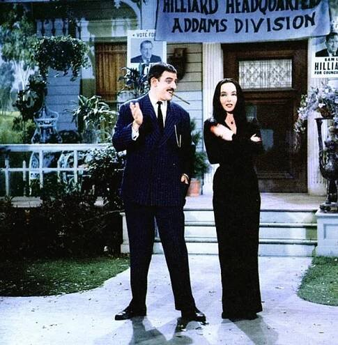 FOTO: John Astin a Carolin Jones jako Goméz a Morticia v seriálu Rodina Addamsova. – stránka 3