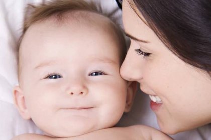 Akné na obličeji novorozence, na těle (24 fotografií): hormonální akné za měsíc, bílá a červená u kojenců