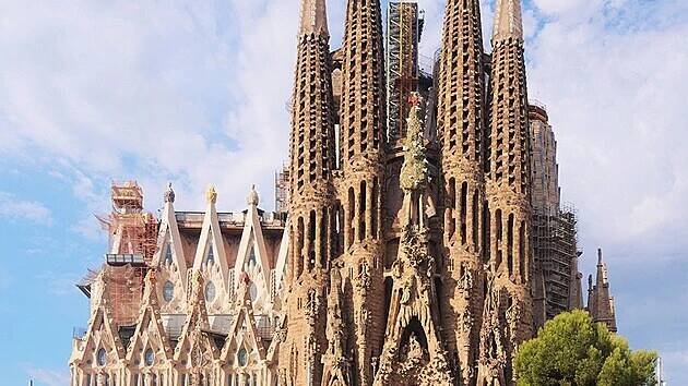 Přibližně tak by měl po dokončení vypadat chrám Sagrada Familia v Barceloně, stavěný podle plánů Antony Gaudího. Jeřáby, které v současnosti „zdobí“ stavbu, byly digitálně vymazány.