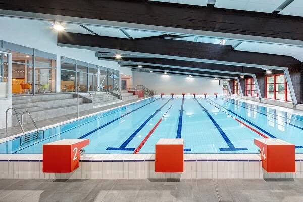 Šedá elegance staronového bazénu v Prachaticích