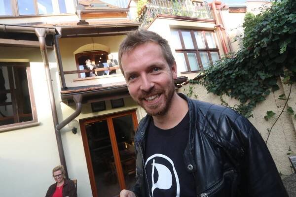Jsem nadšený, že nám voliči dali důvěru, říká lídr Pirátů Lukáš Mareš