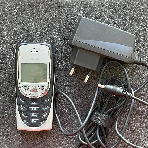 Tlačítkový telefon Nokia 8310 - Mobily a chytrá elektronika