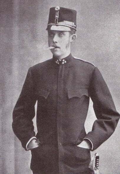 František Ferdinand jako rytmistr dragounského pluku č. 4 s jílcem důstojnické jezdecké šavle (1885-1888).Foto sbírka VHÚ.