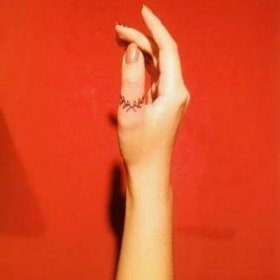 Tetování na prstech pro dívky (68 fotografií): dámská malá tetování a jejich náčrtky. Minitetování na straně prsteníčku