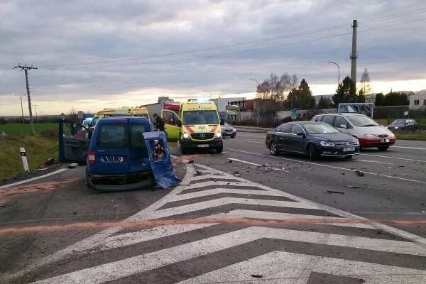 Pět zraněných si vyžádala nehoda tří aut v Mikulově, hasiči na ni narazili při kondiční jízdě | POŽÁRY.cz - ohnisko žhavých