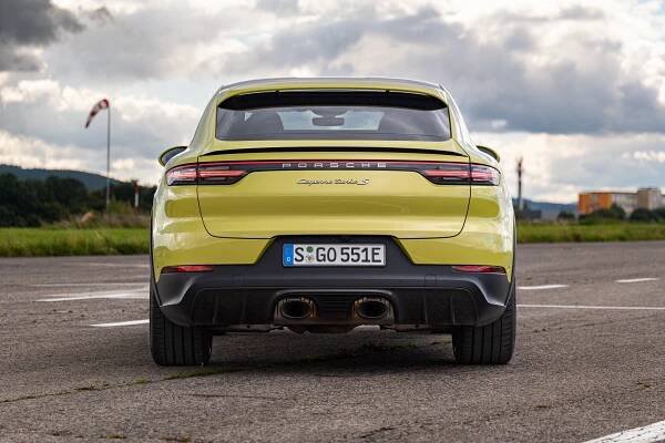 Porsche Cayenne před 21 lety předběhlo dobu. Dodnes je ideálním luxusním SUV pro milovníky značky