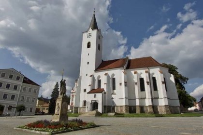 Vysočina - 1. den - Pacov - nádraží, zámek, kostel sv. Michaela, kostel sv. Václava, pivovar, Louže, kamenný viadukt