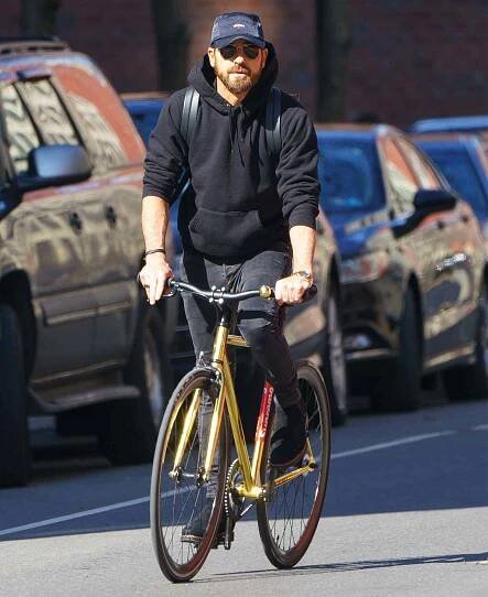 Justin Theroux out and about on his golden-colored bike in New York