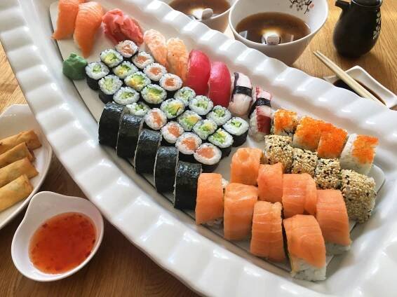 Sushi menu i s polévkou nebo minizávitky: 24 až 53 kousků