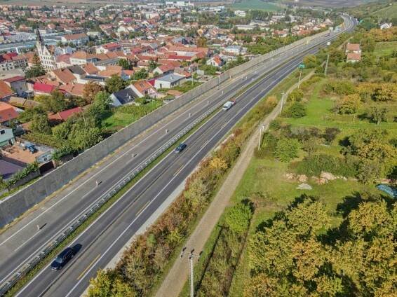 Stavba protihlukové stěny na dálnici D2 u Hustopečí míří do finiše - Ředitelství silnic a dálnic s. p. pro Jihomoravský kraj