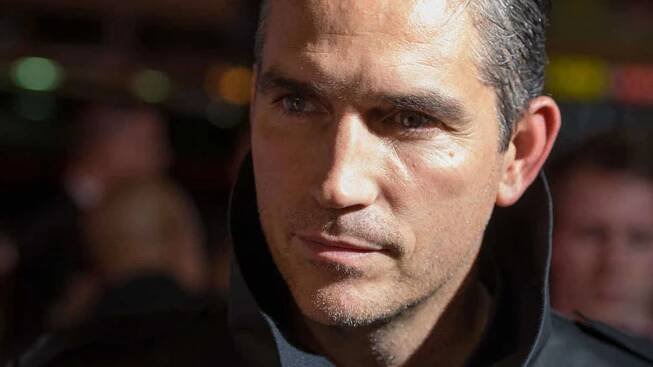 Jim Caviezel Wearing An Overcoat Wallpaper