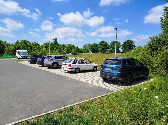 Řidiči blokovali cestu záchranářům na Bílou vodu. Přibylo parkoviště i chodník