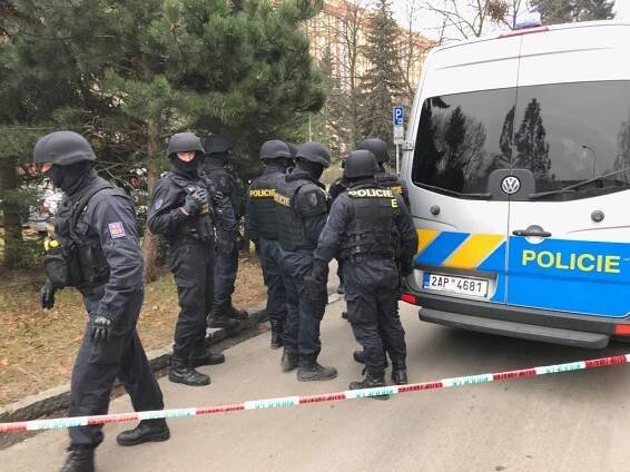 V Hradci se zabarikádoval ozbrojený muž, zadržela ho až zásahová jednotka
