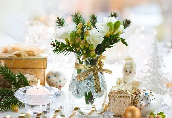 Dekorace na štědrovečerní stůl ze živých květin krok za krokem podle profesionální floristky