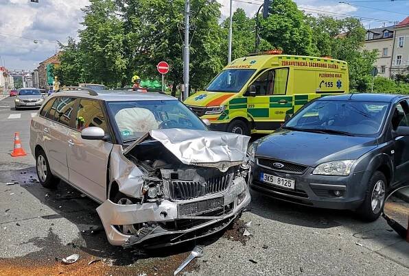 "Mezinárodní" dopravní nehoda na křižovatce ulic Tylova a Korandova | Krimi Plzeň