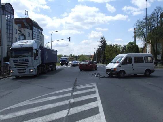 Nehoda paralyzovala dopravu v centru Bruntálu