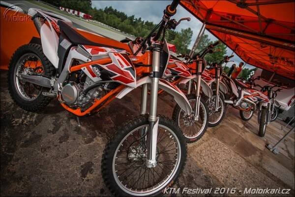 KTM Festival 2016: Oranžová pod Bezdězem | Motorkáři.cz