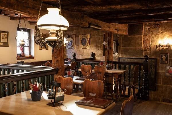 Restaurant Bratwurstküche „Zum gulden Stern“ Galerie Nürnberg © 2023. Birke und Partner GmbH, Sophia Jung.