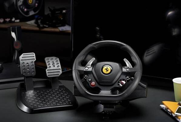 T80 Ferrari 488 sada volantu a pedálů