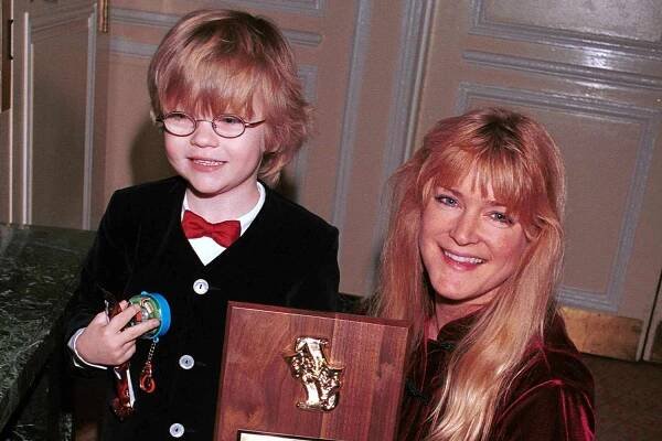 383109 05: Actress Susan Olsen, who starred as Cindy from "The Brady Bunch," poses with her child at the Holly Jolly Jubilee for the TV and Motion Pictures Mothers 2000 Awards December 9, 2000 in Beverly Hills, CA. Olsen won for her outstanding career in the performing art