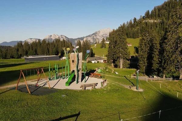 Erlebnisspielplatz Almenwelt Lofer mit Spiel-Kletterturm und Rutsche und Schaukeln