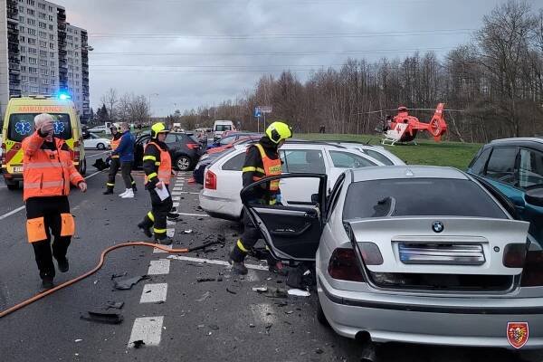 FOTO: Nehoda v Havířově. Záchranáři transportovali šest lidí do nemocnic