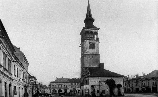 Dobruška, náměstí s radnicí, pohled k severovýchodu; před rokem 1932 (sbírka Jiřího Fiedlera).