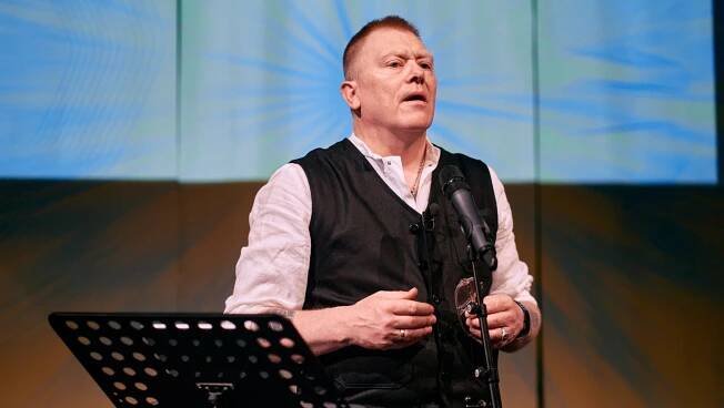 Jón Gnarr, exprimátor islandského Reykjavíku, během návštěvy ČR. V rozhovoru pro CNN Prima NEWS též vyprávěl o vlivu proruských dezinformací na islandskou společnost.