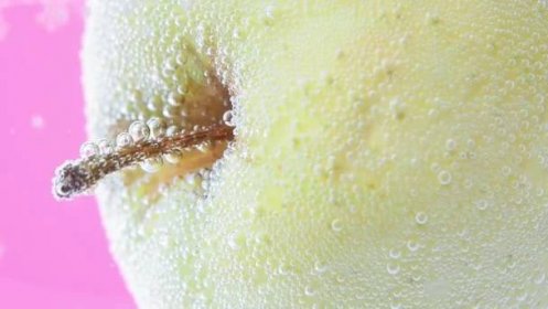 Zelené jablko makro ve výběrovém zaměření. Close - up of fruit in water — Stock záběr