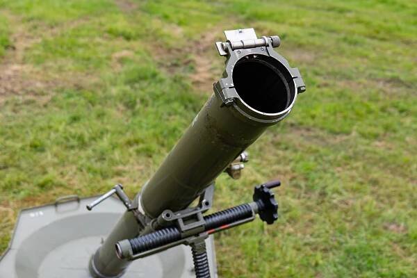 Tatru 815 nezastavíš! Tahle vojenská má navíc minomet, pancéřování a na střeše mimino