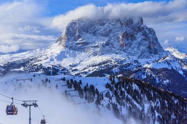 Spaß im Schnee im Dolomiti SuperSki Gebiet