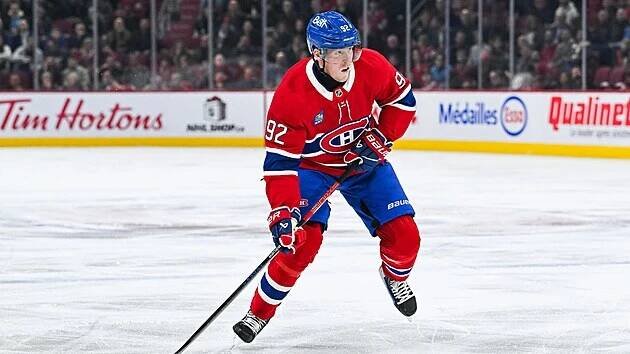 Patrik Laine mapuje situaci v útočném pásmu.