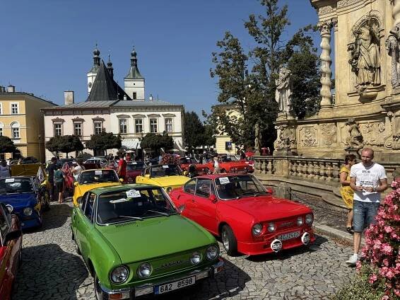 Ikonické škodovky zaplnily uničovské náměstí. Dorazili i Švédové či Maďaři