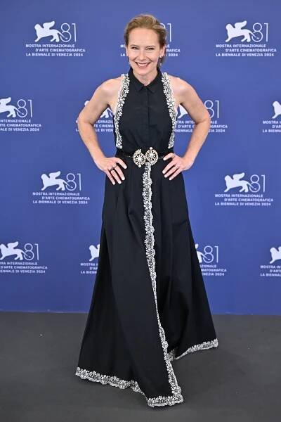 Amy Ryan wears Giambattista Valli at the "Wolfs" photocall during the Venice Film Festival 2024.