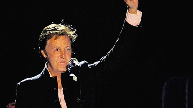 Paul McCartney se schovává za Hasiče