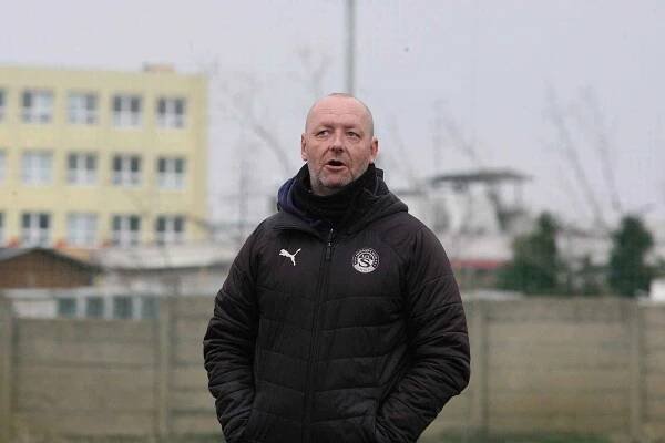 Mladí fotbalisté Slovácka (bílé dresy) zvítězili v dohrávce 2 . kola Moravskoslezské žákovské ligy nad domácím Hodonínem jasně 7:0.