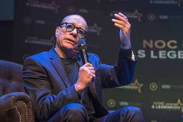 Jean-Claude Van Damme v Praze položil Jaromíru Jágrovi zákeřnou otázku | PrahaIN 